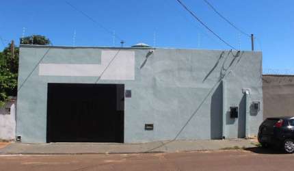 Salão com casa aos fundos no Jockey Club