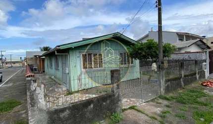Casa com 2 dormitórios, amplo terreno, medindo 12x30 metros, no bairro Costa Cavalcanti, Itajaí-SC, no valor R$ 700.000,00.