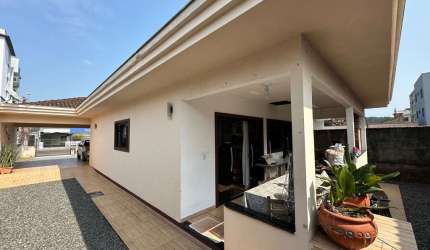 Casa Térrea Adaptada no Bairro Aventureiro | Conforto e Acessibilidade com 3 Dormitórios sendo Uma Suíte | Amplo Terreno | Oportundiade