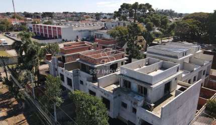 Sobrado triplex à venda no bairro Cajuru, unidades com 03 quartos sendo 01 suíte, terraço e uma excelente localização.