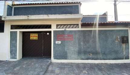 Casa linear com 3 quartos e amplo terreno no Conjunto da Marinha em Bangu