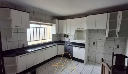 Parte Superior de Casa com 4 Dormitórios e Área de Festas no Bairro Escola Agrícola