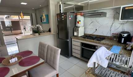 Vendo Casa em Condomínio Fechado - 03 Quartos - Piscina - Churrasqueira - Armários