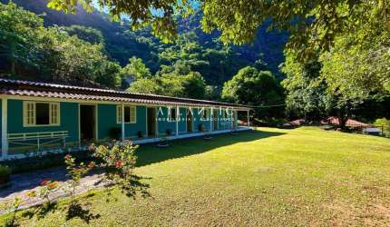 Sítio na Rota da Ferradura, em Guarapari - com 10 suítes e poção com cachoeira