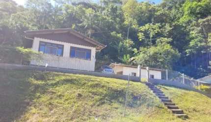 CASA DE 140M² COM TERRENO AMPLO COM ÁREA TOTAL 722,75m² NO BAIRRO SÃO ROQUE, ITAJAÍ/SC