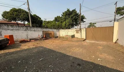 Terreno de Esquina com muro e cerca na Vila Rezende
