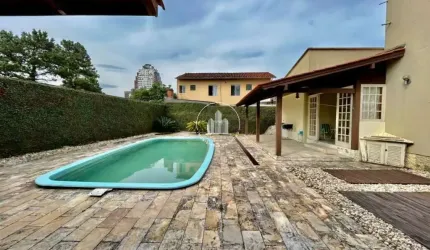 Casa de 154m² privativos no Centro de Palhoça/SC.