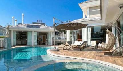 Casa 1200m² com 5 Quartos e Suítes em Jurerê Internacional
