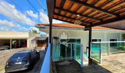 Casa com Piscina e 5 Quartos na Forquilhinha