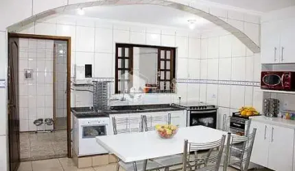 Casa tipo para venda com 6 quartos, sendo 2 suítes, 242m²