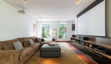 Casa tipo para venda com 5 quartos, sendo 4 suítes, 528m²