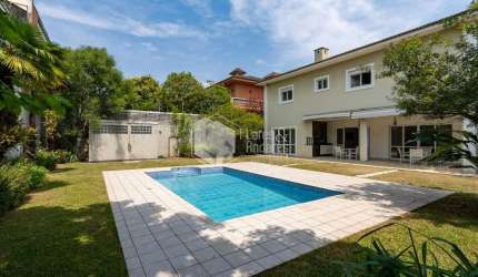 Casa tipo para venda com 4 quartos, sendo 4 suítes, 613m²