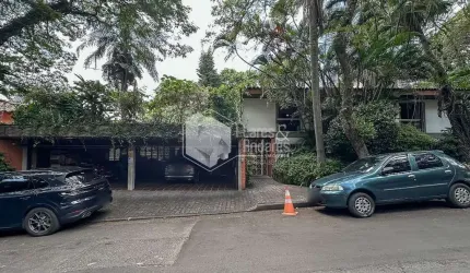 Casa tipo para venda com 4 quartos, sendo 1 suíte, 490m²