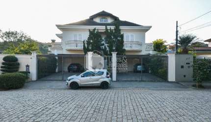 Casa de vila para venda com 4 quartos, sendo 4 suítes, 450m²
