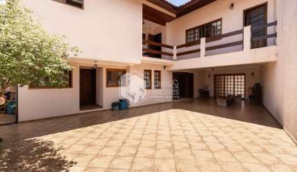 Sobrado para venda com 3 quartos, sendo 3 suítes, 248m²
