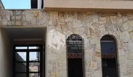 SOBRADO A VENDA, 240M² COM 03 DORMS (1 SUITE), PISO FRIO EM PORCELANATO, SALÃO DE FESTAS, 8 VGS ÓTI