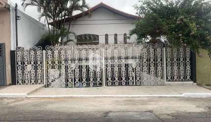 CASA À VENDA, COM 270M² COM 3 DORMS SENDO 2 SUÍTES, EDÍCULA E CHURRASQUEIRA, VAGA PARA ATÉ 5 CARROS