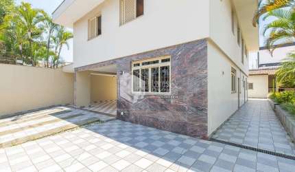 Casa tipo para venda com 4 quartos, sendo 2 suítes, 332m²