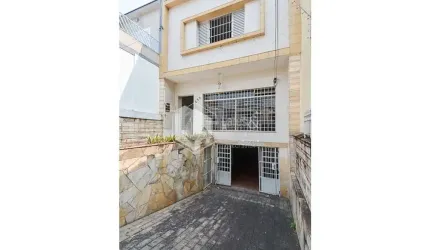 CASA ACOLHEDORA COM ESPAÇO GOURMET E CHURRASQUEIRA, COM 3 DORMITÓRIOS, 2 BANHEIROS BEM DISTRIBUÍDOS
