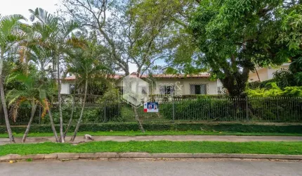 Casa tipo para venda com 4 quartos, sendo 1 suíte, 330m²