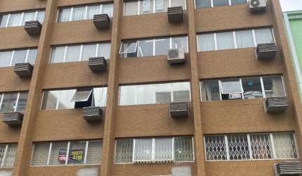 Vende-se Sala Comercial no Centro de Curitiba/Aceita carro ou moto como parte do pgto..
