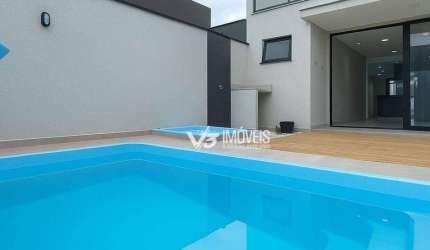 Triplex com vista para o mar e para as montanhas, com 3 suítes e 2 churrasqueiras em ambientes diferentes.