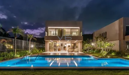 Casa alto padrão com 458m² privativos, 4 suítes, 4 vagas de garagem, na Praia do Estaleiro, Balneário Camboriú - SC.