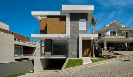 Casa Alto Padrão com 4 suítes, 369m² privativos, 4 vagas de garagem, no Santo Inácio, Curitiba - PR.
