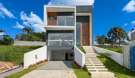 Casa Alto Padrão com 3 suítes, 350m² privativos, 5 vagas de garagem, no Santa Candida, Curitiba - PR.