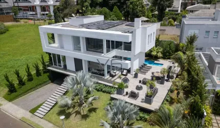 Casa semi mobiliada de alto padrão com 3 Suítes, 460m² privativos, em localização privilegiada no bairro Campo Comprido, Curitiba - PR.