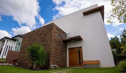 Casa mobiliada de Alto Padrão com 365 m² privativos, 4 suítes, 8 vagas de garagem, no Alphaville Graciosa
