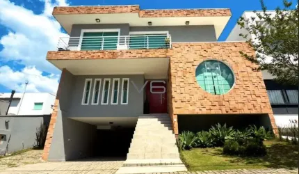 Casa mobiliada de Alto Padrão com 4 Quartos, 290 m² privativos, 4 vagas de garagem, no bairro Santa Felicidade.