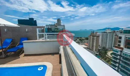 Cobertura tipo duplex de 172m2 com piscina e vista para o mar, à venda no centro de Florianópolis SC.