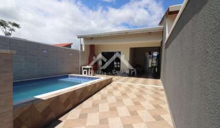 Casa em Peruíbe com 2 quartos e área de lazer com churrasqueira e piscina