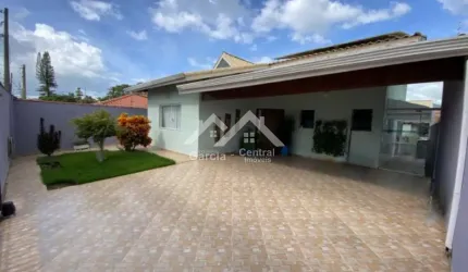 Casa com piscina e edícula completa em Peruíbe