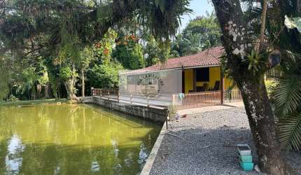 Sítio com 7.200 m2, escriturado, frente para o asfalto, com residência de 3 dormitórios, lago, aceita permuta