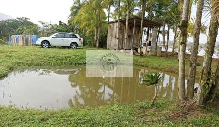 Sítio com 2.120 m² no Vila Nova, com lago, rancho, churrasqueira, luz instalada
