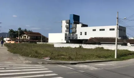 Amplo terreno com 1.531 m² de esquina na Av. Santos Dumont, comercial