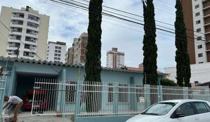 Casa de alvenaria com extensa área externa