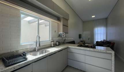 Casa Semimobiliada com Suíte e 2 Dormitórios no Vila Real