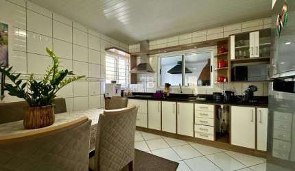 Comprar Casa - Semimobiliada e com 3 Quartos, Bairro SAIC
