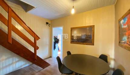 Casa com três dormitórios e amplo quintal verde