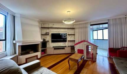 Apartamento semimobiliado no Centro com 3 quartos, suíte e 2 vagas de garagem