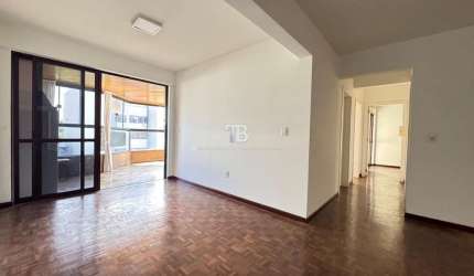 Apartamento semimobiliado com 3 quartos e churrasqueira no Centro de Chapecó
