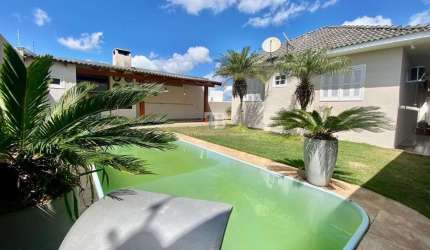 Casa térrea com piscina e semi mobiliada, no Passo dos Fortes