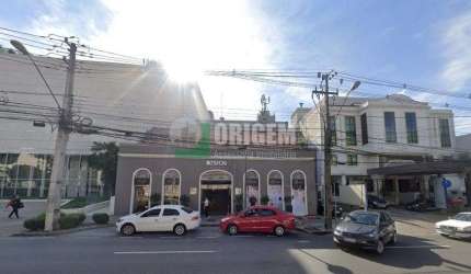 Loja em galeria na Av. Batel ao lado do Shopping.