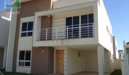 Casa em alto padrão em condomínio no Umbará.