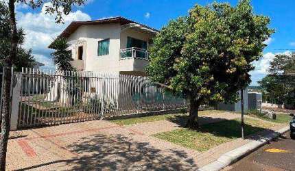 Sobrado no Jd. Universitário (subdividido em 2 apartamentos)