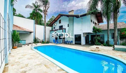 Casa de alto padrão no Bairro da Velha, em condomínio com vigilante 24 horas. Próximo a Vila Germânica!