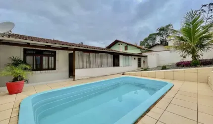 CASA COM 3 QUARTOS, PRÓXIMO AO TERMINAL ÁGUA VERDE